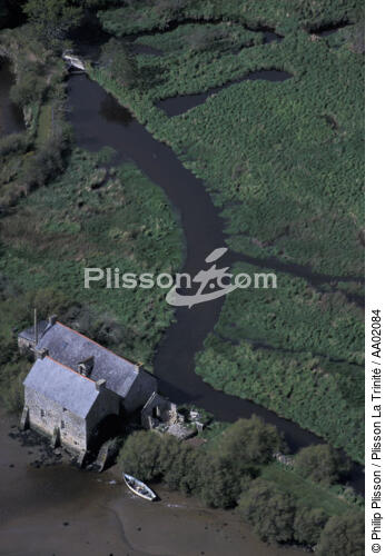 Moulin à marée en rivière d'Etel. - © Philip Plisson / Plisson La Trinité / AA02084 - Nos reportages photos - Marée basse