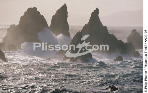 Pêche proche du phare Cabo Ortegal, pendant la tempête. - © Philip Plisson / Plisson La Trinité / AA02108 - Nos reportages photos - Pays étranger