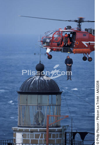 Relève de phare sur Ar-Men. - © Philip Plisson / Plisson La Trinité / AA02208 - Photo Galleries - Helicopter