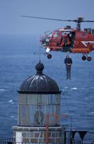 Relève de phare sur Ar-Men. © Philip Plisson / Plisson La Trinité / AA02208 - Nos reportages photos - Phare