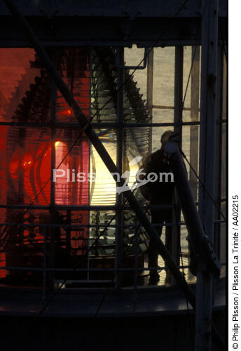 Le gardien de Kéréon dans la lentille. - © Philip Plisson / Plisson La Trinité / AA02215 - Photo Galleries - Ouessant