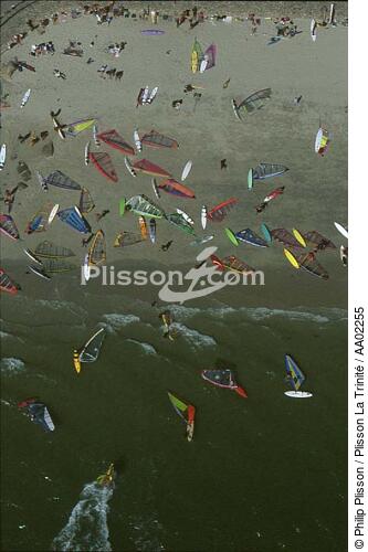 Planchistes à Carnac - © Philip Plisson / Plisson La Trinité / AA02255 - Nos reportages photos - Planche à voile