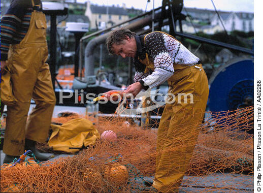 Pêcheur réparant son filet à Ballycotton. - © Philip Plisson / Plisson La Trinité / AA02268 - Nos reportages photos - Irlande
