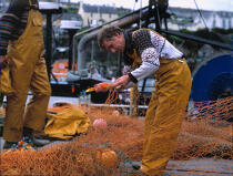 Pêcheur réparant son filet à Ballycotton. © Philip Plisson / Plisson La Trinité / AA02268 - Photo Galleries - Fisherman