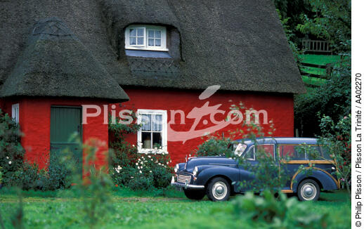 Voiture devant cottage rouge à ballycotton. - © Philip Plisson / Plisson La Trinité / AA02270 - Nos reportages photos - Cottage