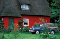A car in front a red cottage in Ballycotton. © Philip Plisson / Plisson La Trinité / AA02270 - Photo Galleries - Details