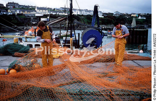 Pêcheur réparant leur filet sur le port de Ballycotton. - © Philip Plisson / Plisson La Trinité / AA02272 - Photo Galleries - Fisherman