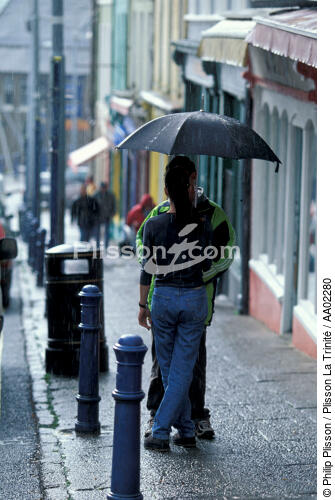 Sous un parapluie à Cobh. - © Philip Plisson / Plisson La Trinité / AA02280 - Nos reportages photos - Cobh