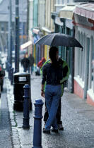 Sous un parapluie à Cobh. © Philip Plisson / Plisson La Trinité / AA02280 - Nos reportages photos - Irlande