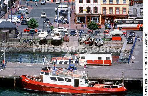 Bateau de sauvetage devant le port de Cobh. - © Philip Plisson / Plisson La Trinité / AA02294 - Photo Galleries - Cobh