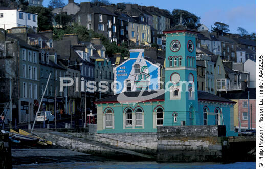 Eglise sur le port de Cobh. - © Philip Plisson / Plisson La Trinité / AA02295 - Nos reportages photos - Monument religieux