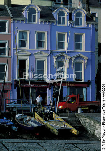 bateaux sur un quai de Cobh. - © Philip Plisson / Plisson La Trinité / AA02296 - Photo Galleries - Multihull