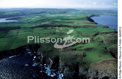 Vue aérienne d'un paysage irlandais. - © Philip Plisson / Plisson La Trinité / AA02312 - Nos reportages photos - Irlande
