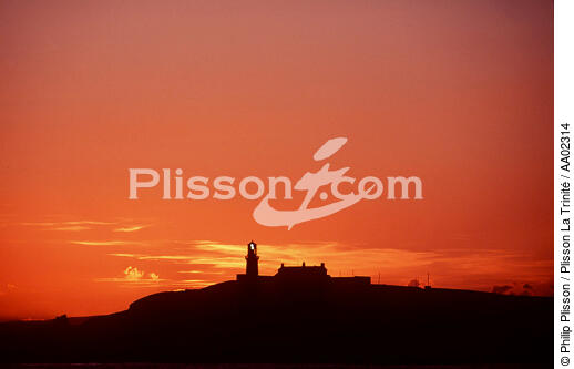 Coucher de soleil sur le phare de Galley Head. - © Philip Plisson / Plisson La Trinité / AA02314 - Nos reportages photos - Coucher de soleil
