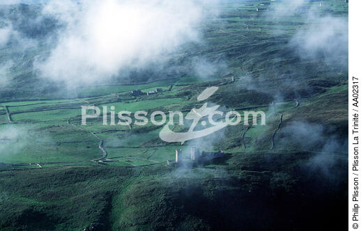 Paysage irlandais sous les nuages. - © Philip Plisson / Plisson La Trinité / AA02317 - Nos reportages photos - Ruine