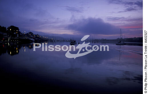 Tombée de la nuit à crosshaven. - © Philip Plisson / Plisson La Trinité / AA02327 - Photo Galleries - Reflection