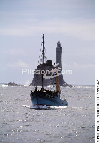 Bateau de pêche devant le phare du Fastnet. - © Philip Plisson / Plisson La Trinité / AA02335 - Nos reportages photos - Phares Irlande