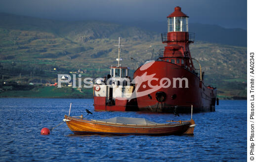 Canot en bois devant un bateau phare. - © Philip Plisson / Plisson La Trinité / AA02343 - Nos reportages photos - Mer