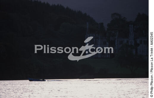Barque passant devant un manoir, à Castletown Bere. - © Philip Plisson / Plisson La Trinité / AA02345 - Nos reportages photos - Moment de la journée