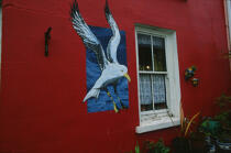 Peinture sur le mur d'une maison à Eyeries. © Philip Plisson / Plisson La Trinité / AA02349 - Nos reportages photos - Fenêtre