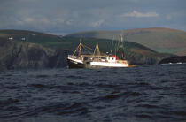 Bateaux de pêche passant devant la côte. © Philip Plisson / Plisson La Trinité / AA02376 - Nos reportages photos - Irlande