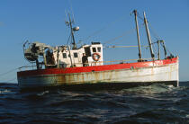 Pêcheurs à bord de leur bateau. © Philip Plisson / Plisson La Trinité / AA02377 - Nos reportages photos - Pêche