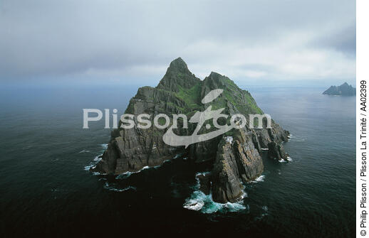 Aerial view of Skellig and its lighthouse. - © Philip Plisson / Plisson La Trinité / AA02399 - Photo Galleries - Ireland, the green island