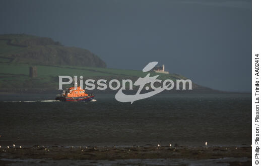 canot de sauvetage devant la passe de Dingle Harbour. - © Philip Plisson / Plisson La Trinité / AA02414 - Nos reportages photos - Phares Irlande