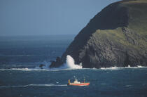 Bateau de pêche devant l'île d'Inishtearagh de l'archipel des Blasket. © Philip Plisson / Plisson La Trinité / AA02427 - Nos reportages photos - Pays étranger