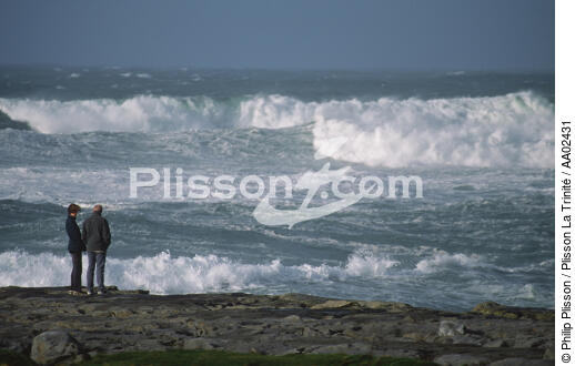 Personnages devant une mer agitée. - © Philip Plisson / Plisson La Trinité / AA02431 - Photo Galleries - Roller