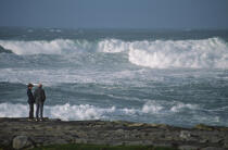 Personnages devant une mer agitée. © Philip Plisson / Plisson La Trinité / AA02431 - Nos reportages photos - Irlande, l'île verte