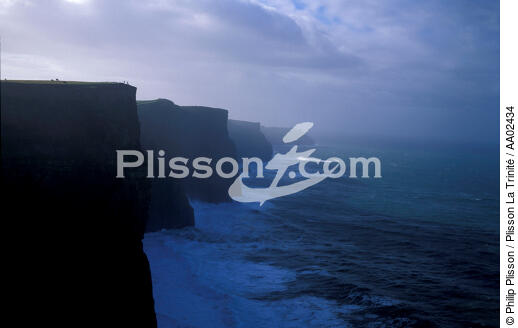 Les Cliffs of Moher (Irlande) - © Philip Plisson / Plisson La Trinité / AA02434 - Nos reportages photos - Site [Irl]
