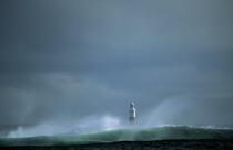 Lumière irlandaise sur le phare d'Inisheer. © Philip Plisson / Plisson La Trinité / AA02455 - Nos reportages photos - Vague