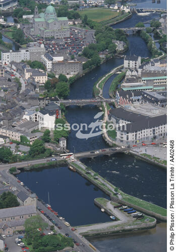 Vue aérienne de Galway. - © Philip Plisson / Plisson La Trinité / AA02468 - Nos reportages photos - Pont