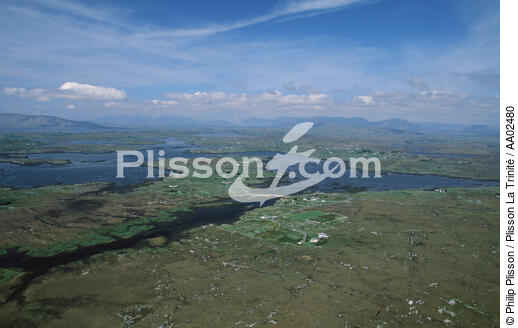 Vue aérienne de Kinvarra (Connemara). - © Philip Plisson / Plisson La Trinité / AA02480 - Photo Galleries - Field