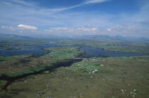 Vue aérienne de Kinvarra (Connemara). © Philip Plisson / Plisson La Trinité / AA02480 - Nos reportages photos - Montagne