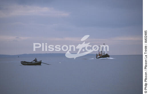 Bateau de pêche et barque, la nuit, à Rossaveel (Connemara). - © Philip Plisson / Plisson La Trinité / AA02485 - Nos reportages photos - Moment de la journée