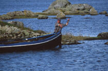 Homme et sa barque. © Philip Plisson / Plisson La Trinité / AA02491 - Photo Galleries - Small boat