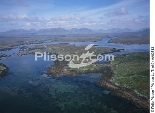 Vue aérienne d'un paysage irlandais. - © Philip Plisson / Plisson La Trinité / AA02513 - Nos reportages photos - Montagne