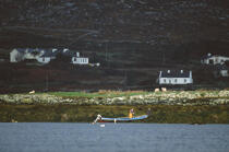 Pêcheur en Irlande. © Philip Plisson / Plisson La Trinité / AA02522 - Nos reportages photos - Canot de pêche
