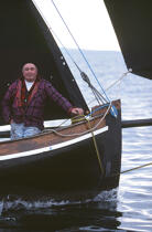 Homme dans un voilier. © Philip Plisson / Plisson La Trinité / AA02528 - Photo Galleries - Traditional sailing