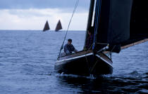 Homme dans un voilier. © Philip Plisson / Plisson La Trinité / AA02529 - Photo Galleries - Traditional sailing