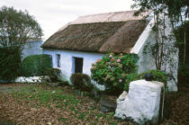 Cottage dans le connemara. © Philip Plisson / Plisson La Trinité / AA02532 - Nos reportages photos - Toit