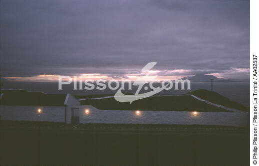 Clare Island de nuit avec son phare transformé en maison d'hôte. - © Philip Plisson / Plisson La Trinité / AA02537 - Nos reportages photos - Phares Irlande