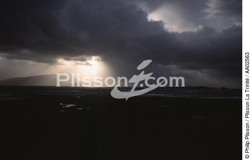 Trouée de lumière sur Achill Island. - © Philip Plisson / Plisson La Trinité / AA02563 - Photo Galleries - Stormy sky