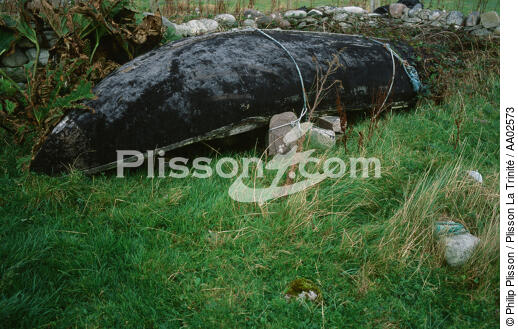 Barque retournée à Achill Island. - © Philip Plisson / Plisson La Trinité / AA02573 - Nos reportages photos - Ile [Irl]