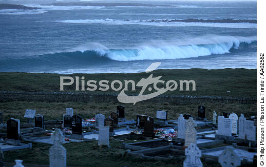 Cimetière irlandais sur la mer, à Fallmore. - © Philip Plisson / Plisson La Trinité / AA02582 - Nos reportages photos - Croix