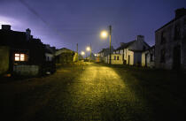 Rue la nuit à Tory island. © Philip Plisson / Plisson La Trinité / AA02602 - Nos reportages photos - Moment de la journée