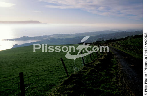 Le phare d'Inishowen, vue de la campagne. - © Philip Plisson / Plisson La Trinité / AA02633 - Photo Galleries - Lighthouse [Ire]