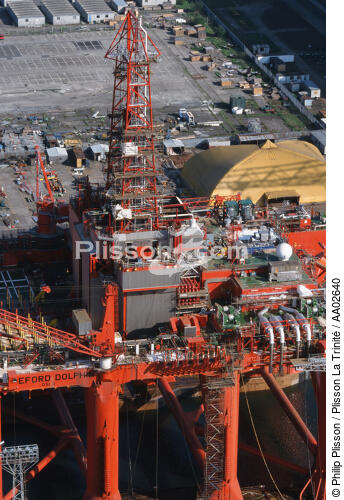 Plateforme en construction. - © Philip Plisson / Plisson La Trinité / AA02640 - Nos reportages photos - Industrie pétrolière